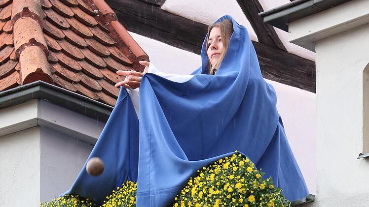 Szene aus dem Heimatspiel: Die Schutzfrau fängt die Kugeln der Schweden auf und rettet so die Stadt vor den Schweden. Jetzt ist ihre Hilfe für das Heimatspiel selbst gefragt.