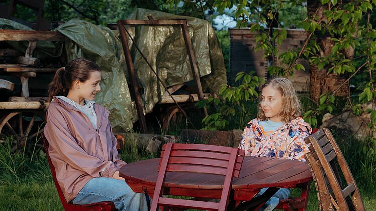 Hans' Tochter Sophia Gruber (Ylvi Unertl, links) freundet sich schnell mit Mia Meindl (Finja Leonie Meyer) an, die gerade mit ihrer Familie von Salzburg nach Ellmau gezogen ist.