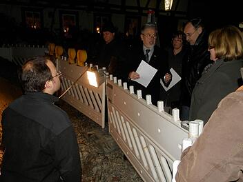 Rund fünf Meter tief ist der Brunnenschacht, den Ingenieur Marcus Götz am Montagabend den Mitglieder des Iphöfer Bauausschuss präsentierte. Er ist mit ein Grund dafür, dass die Baustelle an der Ludwigsbrücke bis Weihnachten noch nicht abgeschlossen sein wird. Fotos: Rainer Fritsch