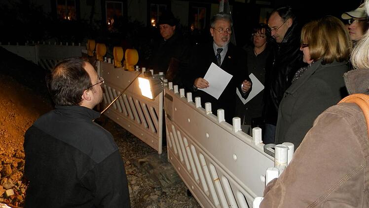 Rund fünf Meter tief ist der Brunnenschacht, den Ingenieur Marcus Götz am Montagabend den Mitglieder des Iphöfer Bauausschuss präsentierte. Er ist mit ein Grund dafür, dass die Baustelle an der Ludwigsbrücke bis Weihnachten noch nicht abgeschlossen sein wird. Fotos: Rainer Fritsch