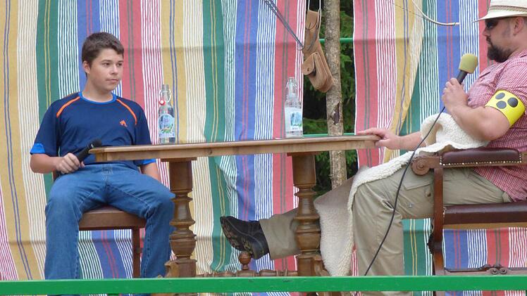 Esau (Daniel Arnold) im Gespräch mit Vater Isaak (Frank Angermüller)