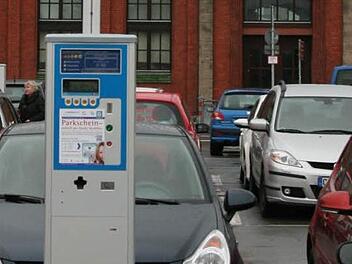 In der Kulmbacher Innenstadt soll es nach den Vorstellungen der WGK-Fraktion neue Parkscheinautomaten mit der "Brötchentaste" geben. Foto: Archiv