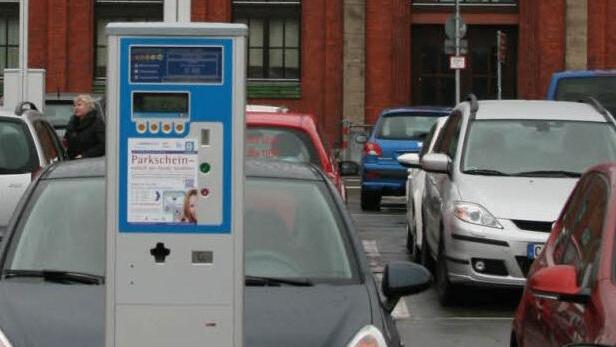 In der Kulmbacher Innenstadt soll es nach den Vorstellungen der WGK-Fraktion neue Parkscheinautomaten mit der "Brötchentaste" geben. Foto: Archiv