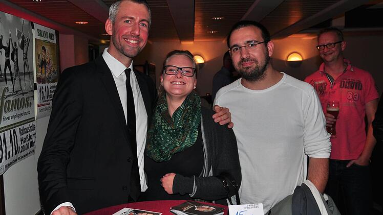 Milena Menna (zweite von links) und Markus Aigner (zweiter von rechts) aus Haßfurt fanden den Abend mit Sebastian Pufpaff (links) sehr unterhaltsam und erhielten von dem Kabarettisten am Ende ein Autogramm. Foto: Ulrike Langer
