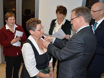 Diese drei Frauen sind die Seele des Seniorenmittagstisches der Auferstehungsgemeinde. Auch sie erhielten je eine Bamberger Bürgernadel. .Foto: Ronald Rinklef