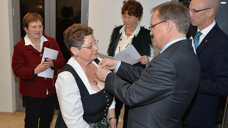 Diese drei Frauen sind die Seele des Seniorenmittagstisches der Auferstehungsgemeinde. Auch sie erhielten je eine Bamberger Bürgernadel. .Foto: Ronald Rinklef
