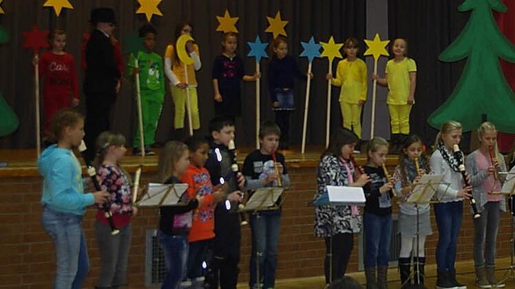 Voll bei der Sache: Die Schulspielgruppe der Grundschule Wilhelmsthal brachte das Mini-Musical "Konzert am Himmelszelt" zum Klingen.  Foto: Heike Schülein