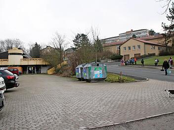 Mit dem Abbruch des Hallenbades werden auch die Parkplätze verschwinden. Foto: Heike Beudert