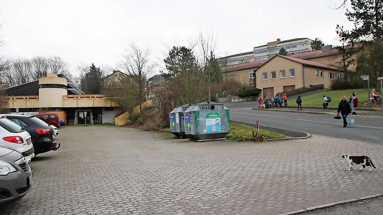 Mit dem Abbruch des Hallenbades werden auch die Parkplätze verschwinden. Foto: Heike Beudert