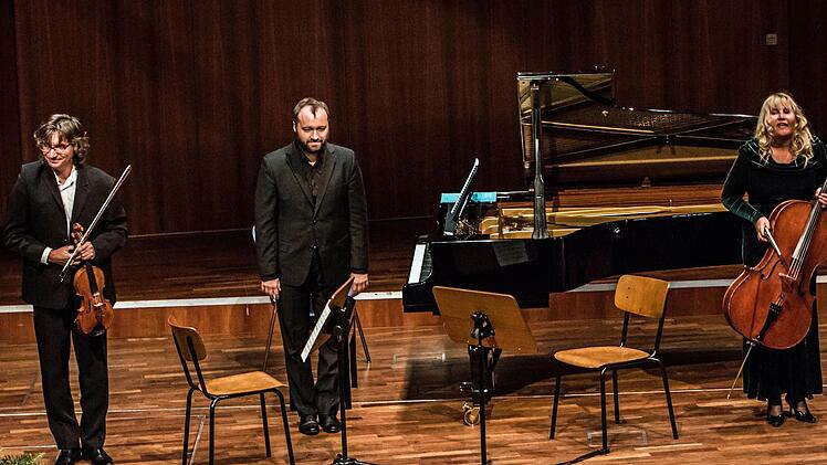 Mit seinem klangvollen Zusammenspiel beeindruckte das Plawner-Trio bei seinem Coburg-Gastspiel im Kongresshaus Rosengarten (von links): Piotr Plawner (Violine), Piotr Saljczyk (Klavier) und Isabella Klim (Violoncello). Foto: Jochen Berger