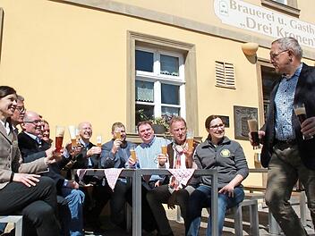Alle versorgt? Drei-Kronen-Seniorchef Hans-Ludwig Straub (rechts) serviert seinen Brauerkollegen, den Bürgermeistern und Tourismusmanagerin Bianca Müller (links) Bier. Fotos: Hans Kurz