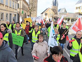 Klinikpersonal aus Kutzenberg protestierte im März in Lichtenfels gegen die geplante Schließung von zwei Abteilungen. 115 Arbeitsplätze werden dadurch dort wegfallen. Foto: Tobias Kindermann