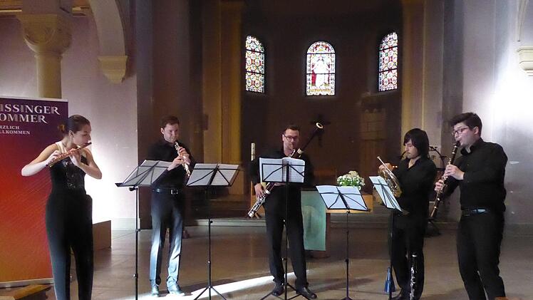 Die Bläser des Ensembles 2012 (v. l.): Sofia Viland (Flöte), Alexei Fedorov (Oboe), Rodion Tolmachev (Fagott), Alexandru Afanasjew (Horn) und Nikita Vaganov (Klarinette). Foto: Gerhild Ahnert