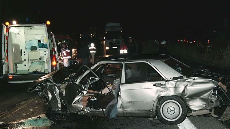 Bei diesem Geisterfahrer-Unfall im Jahr 2000 starben auf der A8 Höhe Augsburg drei Menschen. Kurz zuvor war unser Autor Josef Karg dem Falschfahrer begegnet. Foto: Alexander Kaya