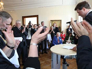 Beifall für Andreas Prinz von Sachsen-Coburg und Gotha,  den Jubilar (im blauen Anzug, sitzend). Rechts am Rednerpult sein Sohn, Erbprinz Hubertus. Foto: Barbara Herbst