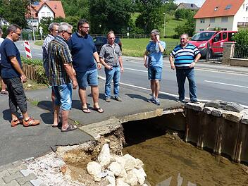 Die Gemeinderäte begutachten den Bach am Weilersbacher Ortsausgang: Nur eines von vielen Themen bei der rollenden Sitzung 2018. Foto: Pauline Lindner