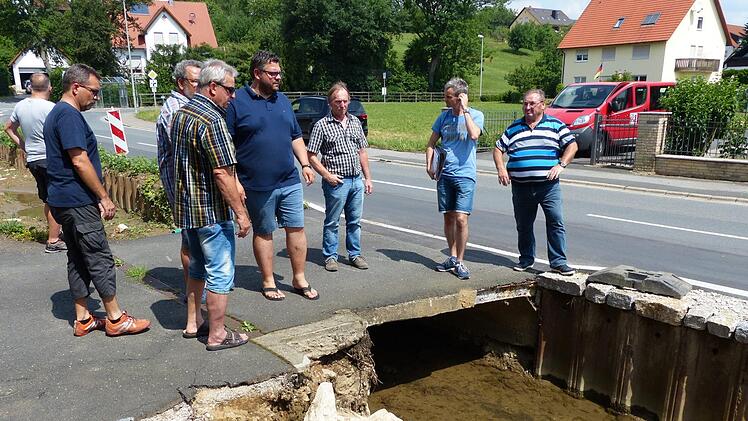 Die Gemeinderäte begutachten den Bach am Weilersbacher Ortsausgang: Nur eines von vielen Themen bei der rollenden Sitzung 2018. Foto: Pauline Lindner