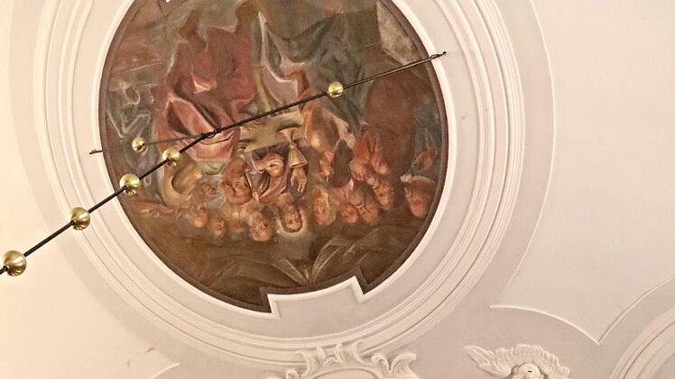 In Gefahr auch die Gemälde an der Decke der Kirche in Memmelsdorf. Foto: Helmut Will