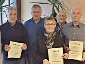 Vorsitzender Michael Schmitz (links) und Zweiter Vorsitzender Stefan Vetter (rechts) mit den Geehrten  Foto: Melanie Gräbner