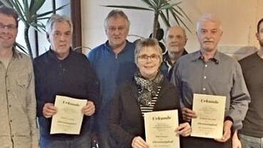 Vorsitzender Michael Schmitz (links) und Zweiter Vorsitzender Stefan Vetter (rechts) mit den Geehrten  Foto: Melanie Gräbner