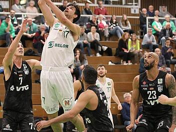 Der Baunacher Mateo Seric punktet unter dem Korb: links Towers-Neuzugang Max Montana, vorne Jürgen Rich und rechts Justin Raffington. Foto: sportpress