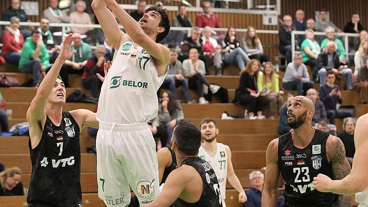 Der Baunacher Mateo Seric punktet unter dem Korb: links Towers-Neuzugang Max Montana, vorne Jürgen Rich und rechts Justin Raffington. Foto: sportpress