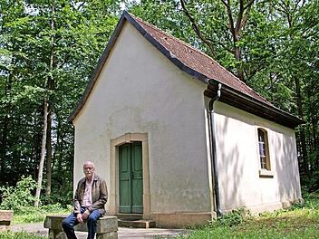 Die heutige Waldkapelle bei Steinsfeld, "äs Kaperla" genannt, wurde 1831 errichtet. Gerhard Thein (im Bild) hat zu ihrer Geschichte eine Chronik erstellt, die auch Hinweise auf den Vorgängerbau enthält.  Foto: Ulrike Langer