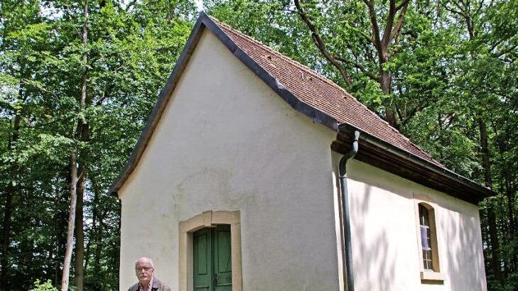 Die heutige Waldkapelle bei Steinsfeld, "äs Kaperla" genannt, wurde 1831 errichtet. Gerhard Thein (im Bild) hat zu ihrer Geschichte eine Chronik erstellt, die auch Hinweise auf den Vorgängerbau enthält.  Foto: Ulrike Langer