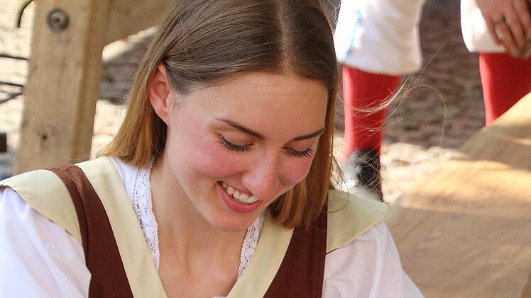 Diese Frau hat sichtlich Freude am Lagerleben. Foto: Dieter Britz
