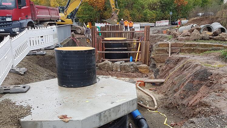 In der Düsseldorfer Straße ließ sich in diesem Jahr beobachten, wie aufwendig der Bau eines neuen Kanals ist. An dieser Stelle wurde der Röthbach unterquert. Foto: Horst Steinhoff