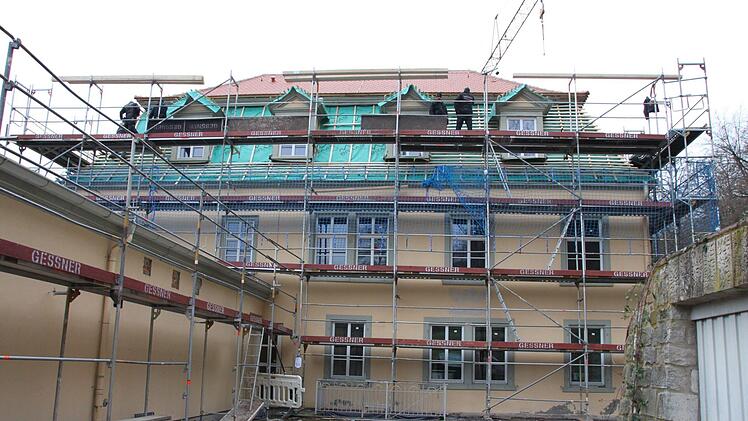 Auch das Dach wird erneuert. Die Fassade hat bereits einen neuen Anstrich bekommen. Foto: Ulrike Müller
