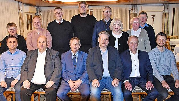 Die neue Vorstandschaft des CSU-Ortsverbands mit (vorne v.l.) Max B&ouml;hling (Schatzmeister), Gunther Czepera, Hans-Werner Schuster (beide stv. Ortsvorsitzende), Marco Weidner (Ortsvorsitzender), Robert H&uuml;mmer (stv. Ortsvorsitzender) und Bastian Gro&szlig;...