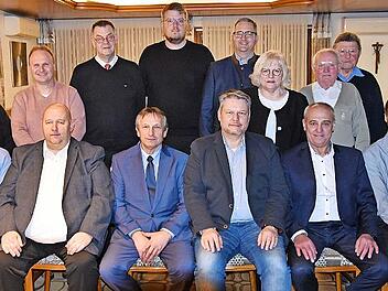 Die neue Vorstandschaft des CSU-Ortsverbands mit (vorne v.l.) Max Böhling (Schatzmeister), Gunther Czepera, Hans-Werner Schuster (beide stv. Ortsvorsitzende), Marco Weidner (Ortsvorsitzender), Robert Hümmer (stv. Ortsvorsitzender) und Bastian Groß...