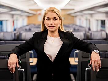 Bahnchefin Evelyn Palla &auml;u&szlig;ert sich zur P&uuml;nktlichkeit der Z&uuml;ge.
