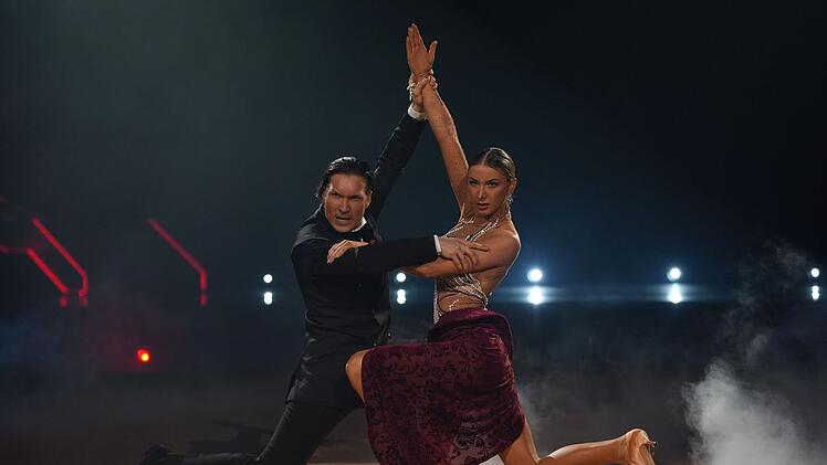 S&auml;ngerin Anna-Carina Woitschack und Evgeny Vinokurov &uuml;berraschen mit einem argentinischen Tango zu "Beat it" und sahnen damit voll ab. 30 Punkte!