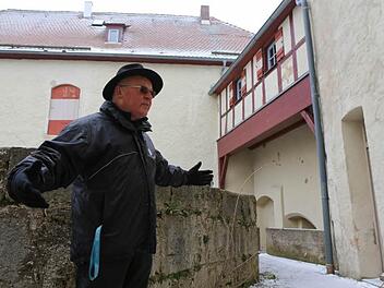 Wolf-Dieter Hildisch im Burghof Fotos: Barbara Herbst