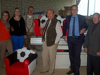 Gruppenbild mit "Club"-Sessel: Die Firma Schreinerei-Gestellbau Lutz Angermüller gibt es seit 150 Jahren. Das feierten (von links) Nicole Angermüller mit Tochter Angie, Lutz Angermüller, der Seniorchef Gerhard Angermüller und Bürgermeister Markus Mönch.  Foto: Gabi Arnold