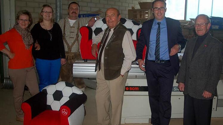 Gruppenbild mit "Club"-Sessel: Die Firma Schreinerei-Gestellbau Lutz Angermüller gibt es seit 150 Jahren. Das feierten (von links) Nicole Angermüller mit Tochter Angie, Lutz Angermüller, der Seniorchef Gerhard Angermüller und Bürgermeister Markus Mönch.  Foto: Gabi Arnold