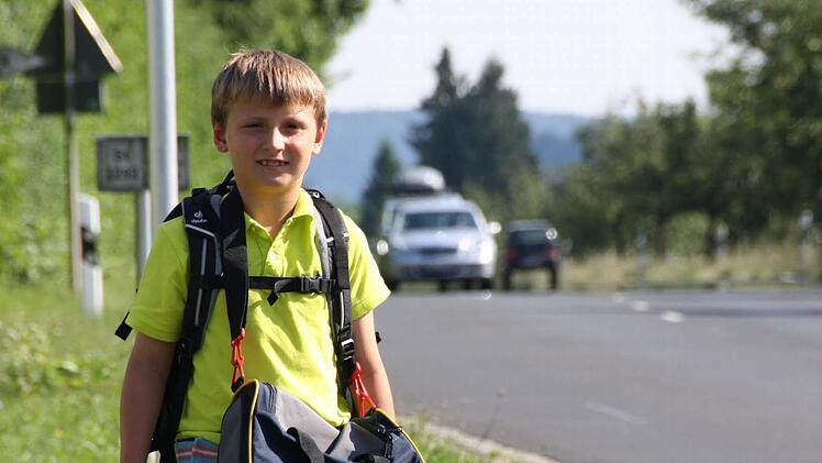Toms Schulweg führt entlang des viel befahrenen Nordringes.