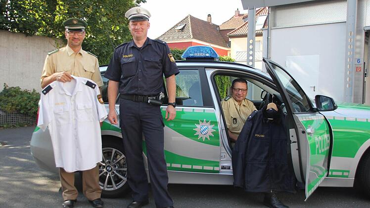 Heinrich Weiß, Gerhard Anders und Manfred Fugmann (von links) mit alter und neuer Uniform