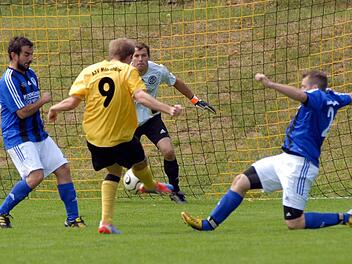 Möhrendorts Stürmer Sebastian Arlt (gelbes Trikot) nimmt Maß, trifft aber nicht. Später erzielt er den 4:1-Endstand. Foto: herzopress