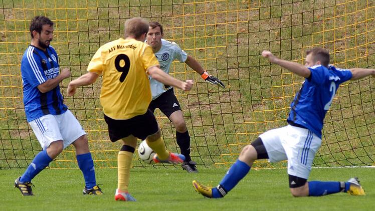 Möhrendorts Stürmer Sebastian Arlt (gelbes Trikot) nimmt Maß, trifft aber nicht. Später erzielt er den 4:1-Endstand. Foto: herzopress