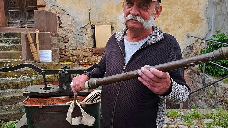Joachim Sickelmann stellt die Karrenfeuerspritze aus dem 19. Jahrhundert als Dauerleihgabe der Untereschenbacher Wehr zur Verfügung. Foto: Schaar