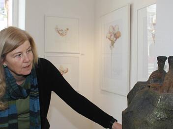 Der Kunstverein Kulmbach hat sich für die Mitgliederausstellungetwas Besonderes einfallen lassen: Jeweils ein Künstler-Paar gestaltet den vorderen Teil der Galerie und das große Schaufenster. Den Auftakt machten Cornelia Morsch mit ihren hauchzarten Buntstiftzeichnungen und Ton-Künstler Claus Tittmann.  Fotos: S. Adam