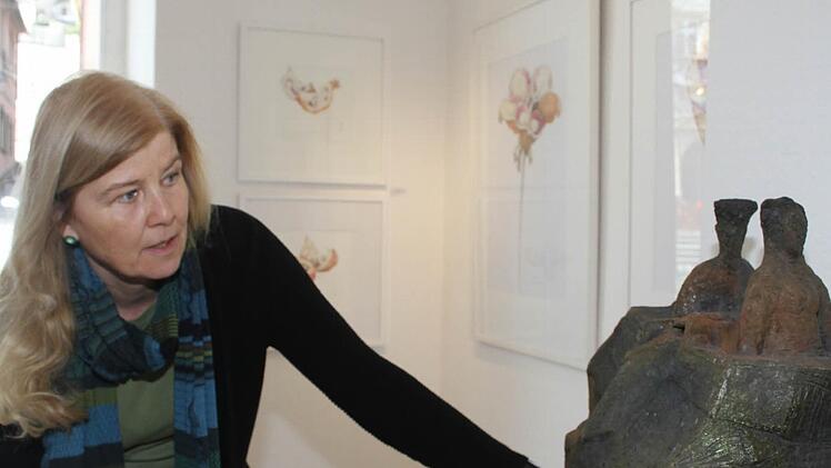 Der Kunstverein Kulmbach hat sich für die Mitgliederausstellungetwas Besonderes einfallen lassen: Jeweils ein Künstler-Paar gestaltet den vorderen Teil der Galerie und das große Schaufenster. Den Auftakt machten Cornelia Morsch mit ihren hauchzarten Buntstiftzeichnungen und Ton-Künstler Claus Tittmann.  Fotos: S. Adam