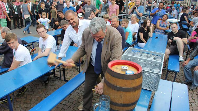 Mit einem Schlag erfolgreich: Bürgermeister Hennemann beim Bieranstich.Foto: Ralf Kestel