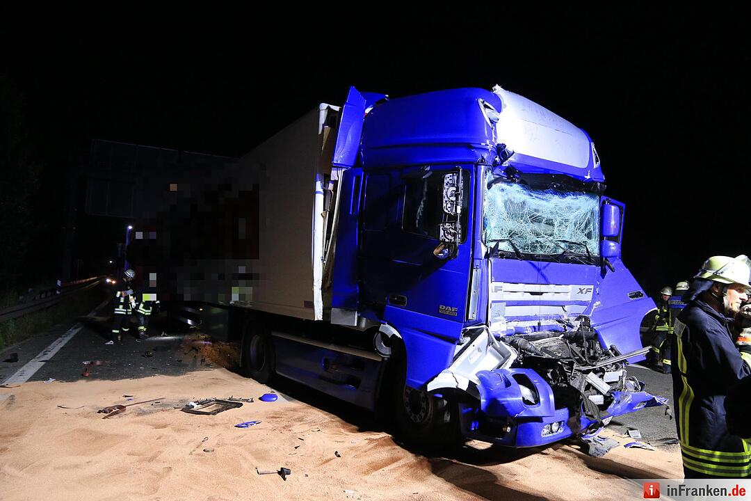 Lkw prallt gegen Stauende auf A3