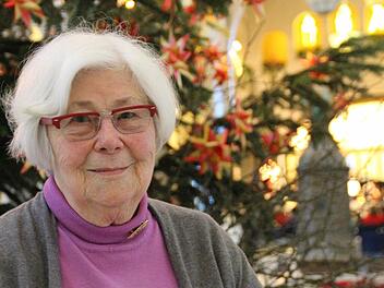 Sternenfrau Annemarie Arnold gibt in der Adventszeit Fröbelsterne gegen Spende ab. Foto: Benedikt Borst