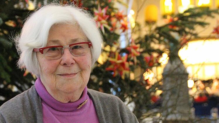 Sternenfrau Annemarie Arnold gibt in der Adventszeit Fröbelsterne gegen Spende ab. Foto: Benedikt Borst