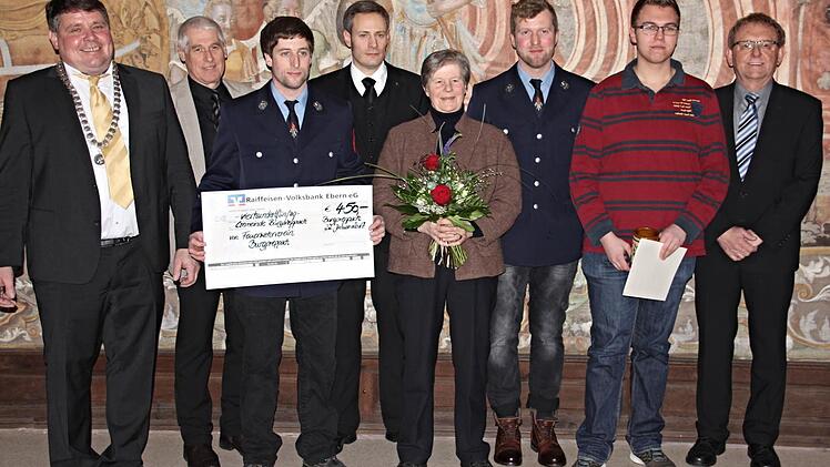 Ehrungen und Dank gab es von Bürgermeister Hermann Niediek an Personen die im Ort herausragen. Das Foto zeigt dem Gemeindechef (links) mit weiter von links: 3. Bürgermeister Reinhold Klein, Matthias Braterschofsky, Pfarrer Peter Bauer, Monika von Deuster, Jürgen Mann und 2. Bürgermeister Günther Stottele. Foto: Helmut Will